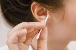 Utilisez des nettoyants pour les oreilles rarement
